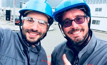 Grégory Richa et Sébastien Desbois dans une usine