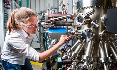 Une femme qui regarder l'état d'une machine d'usine